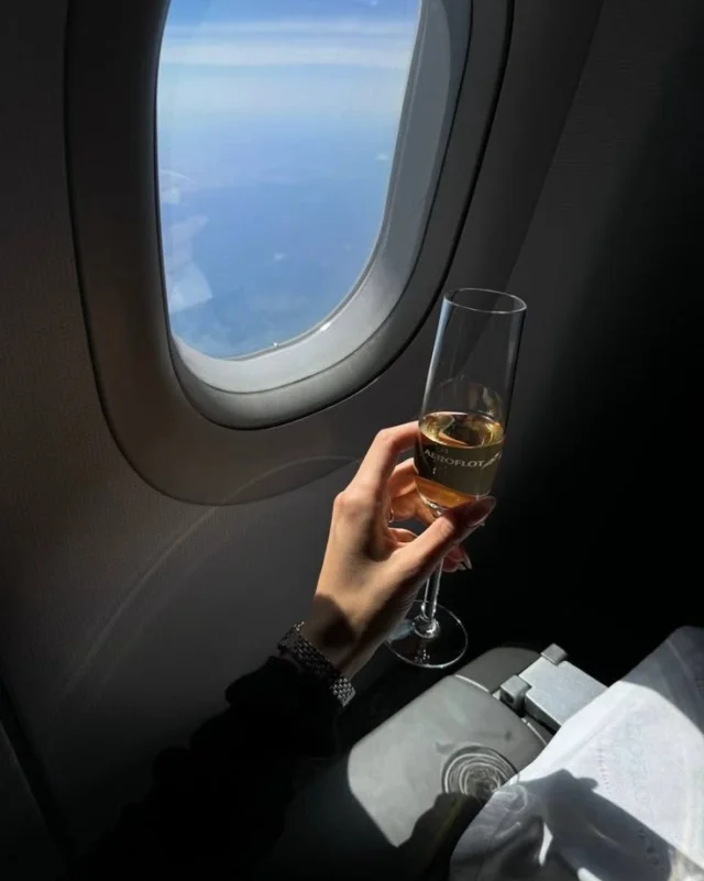 Luxury above the clouds☁️

#KeyConciergerie #LuxuryTravel 
#LuxuryConcierge #France
#PrivateConcierge #PrivateFlight #Champagne